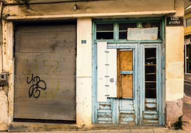 Yunanistan'da küçük bir köyde harap evleri