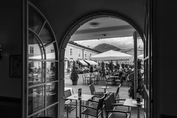 Ein café am mozart-platz in salzburg — Stockfoto