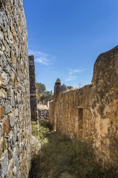 De muren van de oude vesting van Spinalonga in Griekenland — Stockfoto