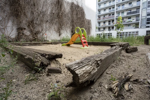 Um parque infantil negligenciado no meio de Berlim — Fotografia de Stock