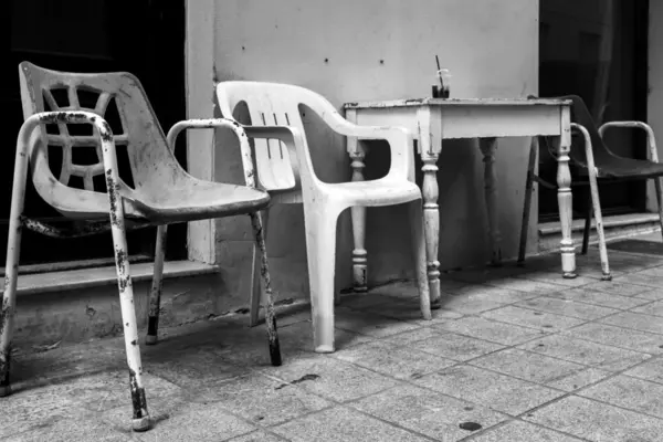 Assentos em frente a um café na Grécia — Fotografia de Stock