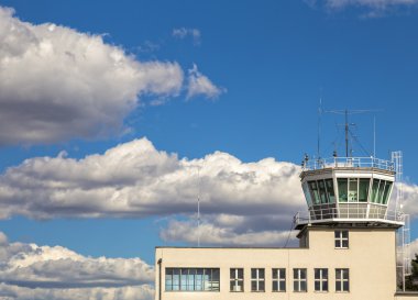 eski kule üzerinde terkedilmiş bir Havaalanı