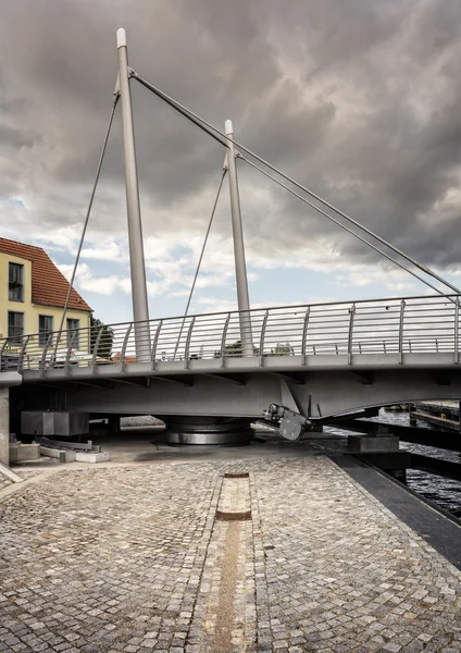 Un puente oscilante en la entrada del puerto de la pequeña ciudad de Malchow en Alemania —  Fotos de Stock