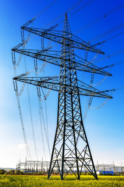 Almanya'da bir alanda bir elektrik pilon — Stok fotoğraf