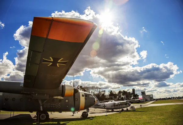 Old military airplane against blue sky — Stock Photo, Image