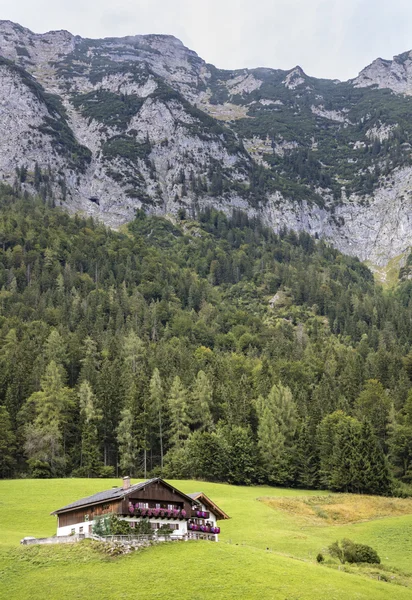 En liten fjällstuga i regionen Berchtesgaden — Stockfoto