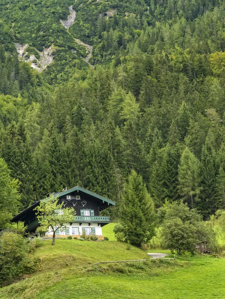 En liten fjällstuga i regionen Berchtesgaden — Stockfoto