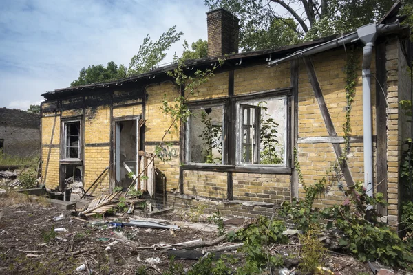 De casa aniquilada por el fuego en un sitio de la fábrica — Foto de Stock