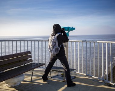 bilinmeyen kişi manzara bir teleskopla görülmektedir.