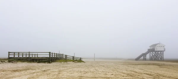 Egy ködös nap a Sankt Peter Ording beach — Stock Fotó
