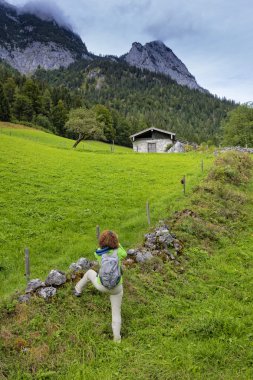 dağlarda bir fotoğrafçı seyahat