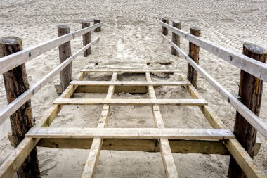 Kuzey Denizi sahilde ahşap platformlar