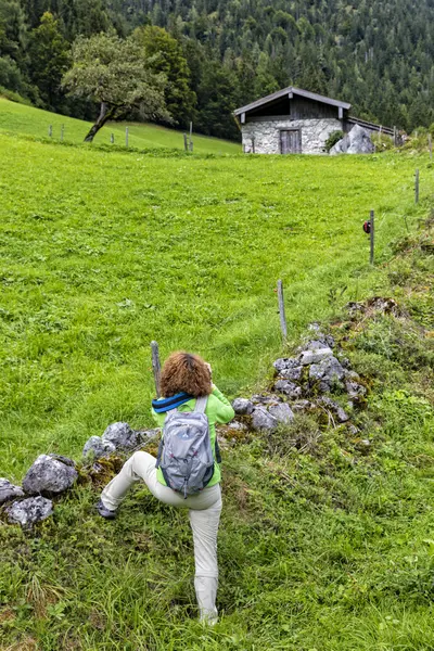 Viajando por las montañas un fotógrafo — Foto de Stock