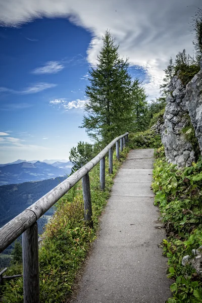 Un sentier étroit descendant du Nid d'Aigle à Berchtesgaden — Photo