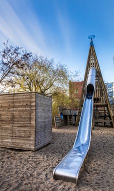 çocuklar için bir oyun sahası, büyük slayt