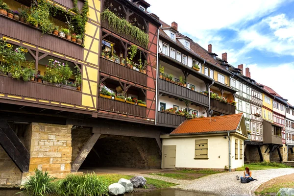 Erfurt içinde ünlü köprü bakan — Stok fotoğraf