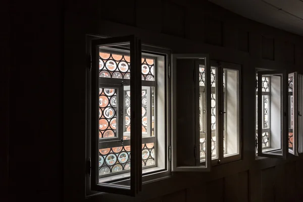 Janela em uma antiga casa histórica — Fotografia de Stock