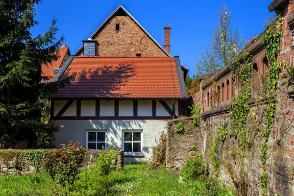 Eine kleine Villa mit Garten — Stockfoto