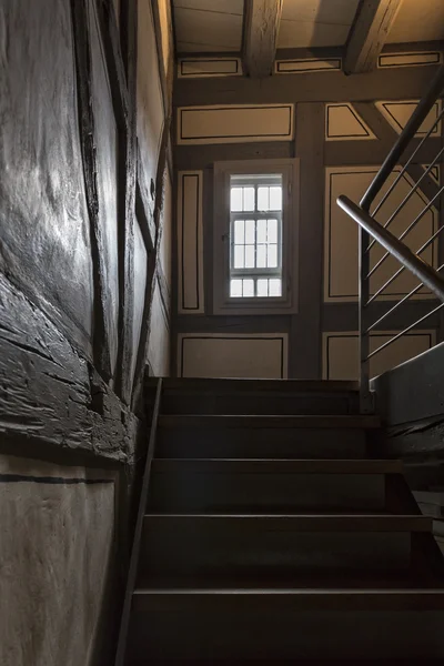 Escadas e janela em uma velha casa de meia-madeira — Fotografia de Stock