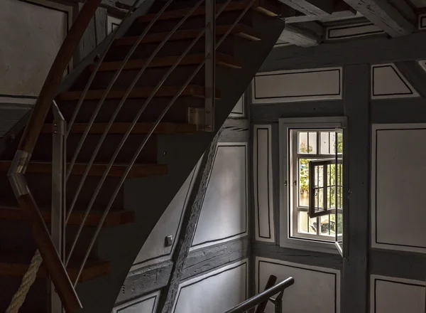 Escaleras y ventana en una antigua casa de entramado de madera —  Fotos de Stock