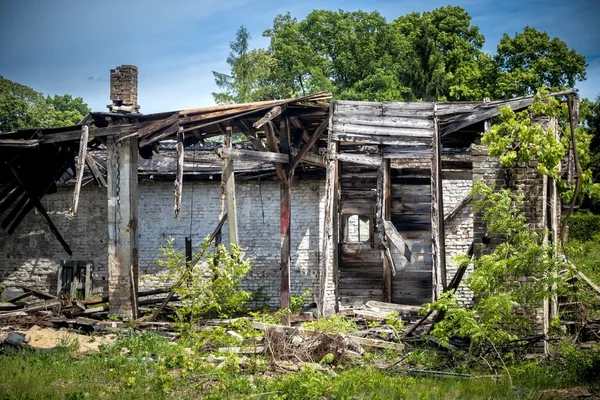 Maisons endommagées par le feu sur un site d'usine — Photo