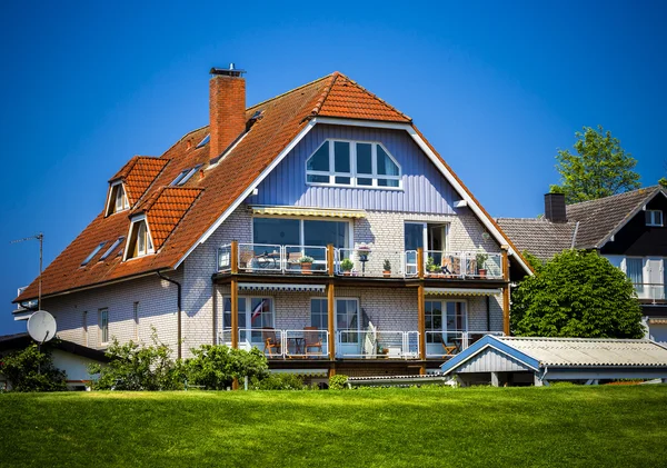 A small villa with garden — Stock Photo, Image