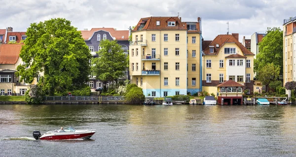 Live in Berlin directly on the river spree — Stock Photo, Image