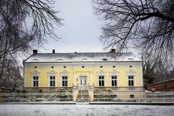 Historická vila v obci nedaleko Berlína — Stock fotografie