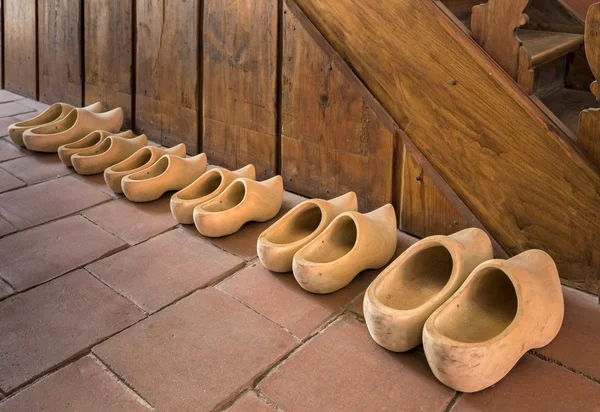 Scarpe di legno tradizionali in una casa olandese — Foto Stock