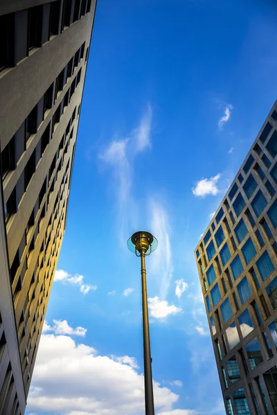 Lanternor i dagsljus mot den blå himlen — Stockfoto