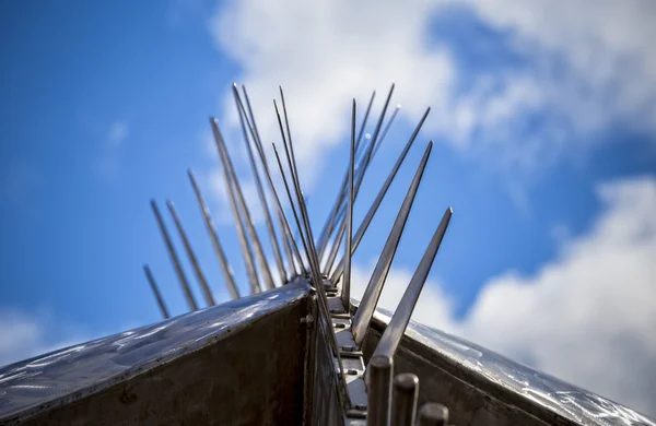 Gefährliche Dornen am Metallzaun — Stockfoto