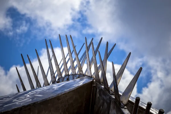 Dangerous thorns on a metal fence — Stock Photo, Image