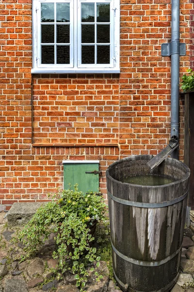ahşap bir arka bahçesinde yapılan bir yağmur varil