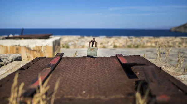 Porta de ferro enferrujado em um acesso adega de uma fortaleza velha — Fotografia de Stock