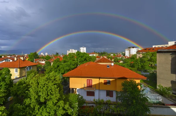 Doppelter Regenbogen über der Stadt — Stockfoto