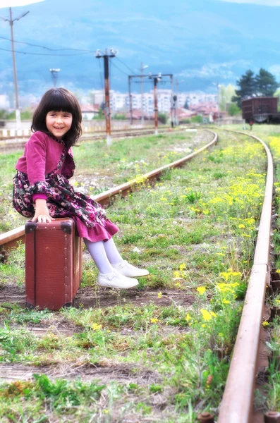 Kislány vár a vonat Jogdíjmentes Stock Fotók