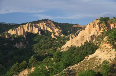 Kum Melnik, Bulgaristan şehirde piramitleri.