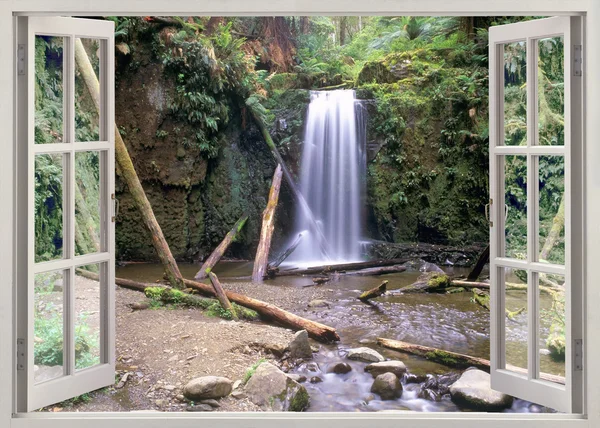 Горный водопад с прудом — стоковое фото