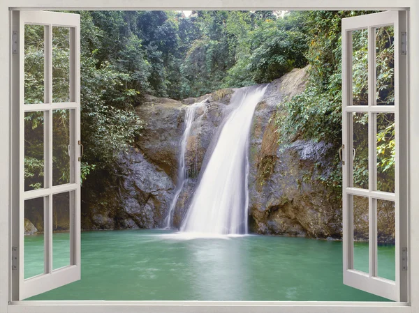 Open venster weergave naar waterval Rechtenvrije Stockfoto's