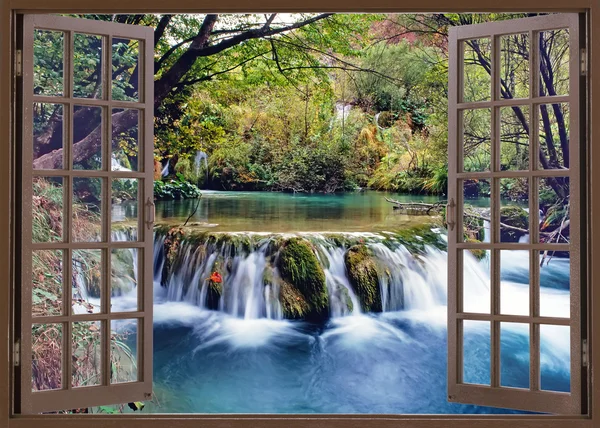 Otevřené okno pohled k vodopádu na řece — Stock fotografie