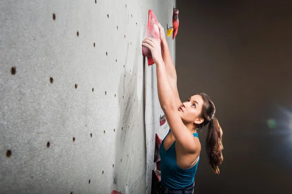 Mujer bonita activa en el centro deportivo —  Fotos de Stock