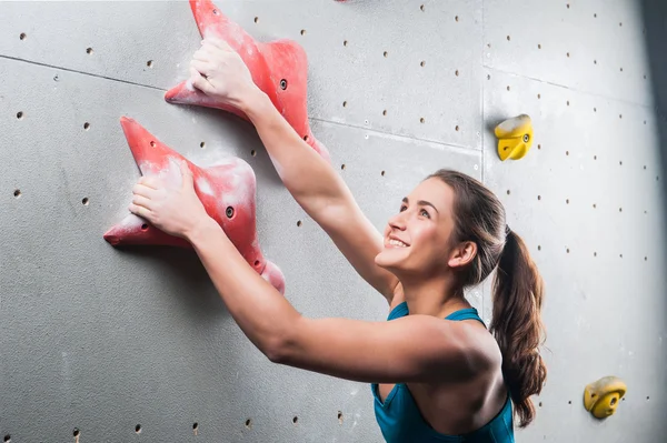 Bastante joven deportista de entrenamiento en la escalada —  Fotos de Stock