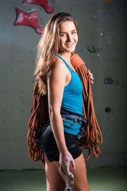 Tırmanma aletleriyle uygun kadın