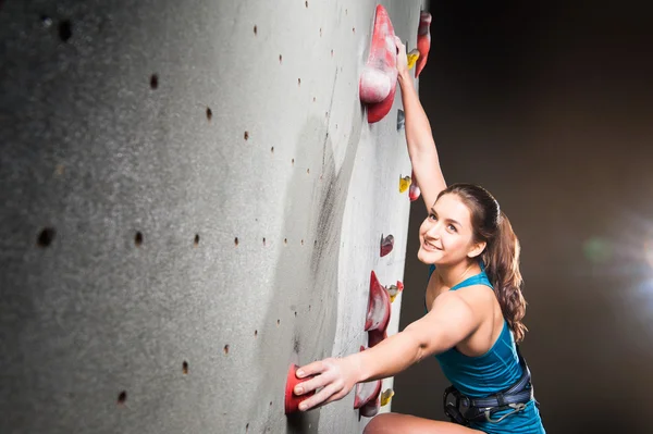 Attiva bella donna nel centro sportivo — Foto Stock