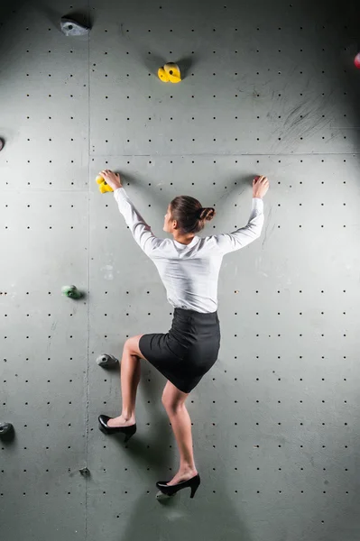 Bastante trabajadora de oficina en la pared de formación —  Fotos de Stock