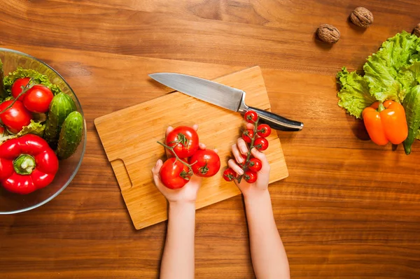 En iyi görünümü resim, ellerinde tutan sebze ile tableboard