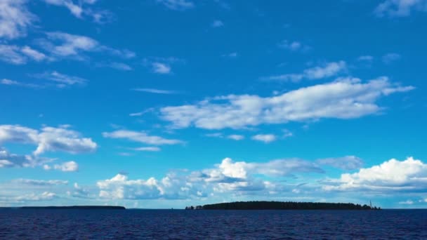 수평선의 아름 다운 바다 경치에 푸른 물 — 비디오