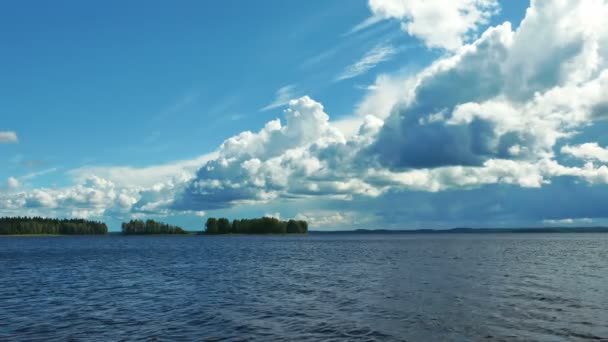 Nuages sur l'eau bleue du lac 