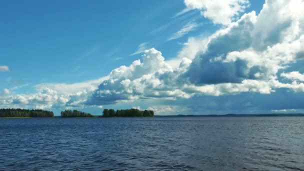 Nubes sobre el agua azul del lago — Vídeos de Stock