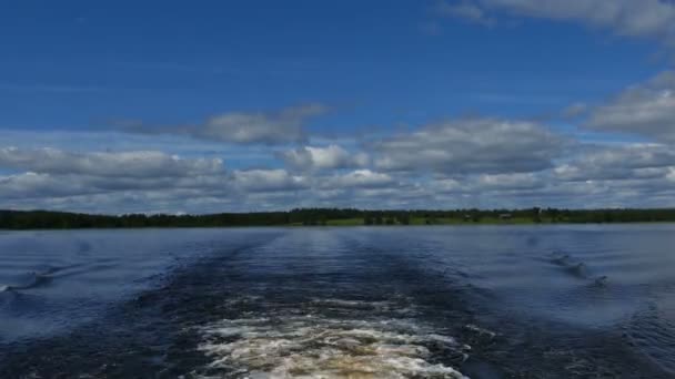 Stormachtige spoor van motorboot overschrijding van blauwe wateren — Stockvideo